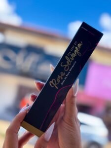 O Óleo Corporal Rosa Selvagem Clareador é formulado com a combinação única de óleo de Rosa Mosqueta e antioxidantes que ajudam a combater os sinais de envelhecimento e melhorar a aparência da pele. Além disso, é rico em vitaminas A, B1, B2, E e K, e minerais como potássio, cálcio, sódio, ferro e magnésio.